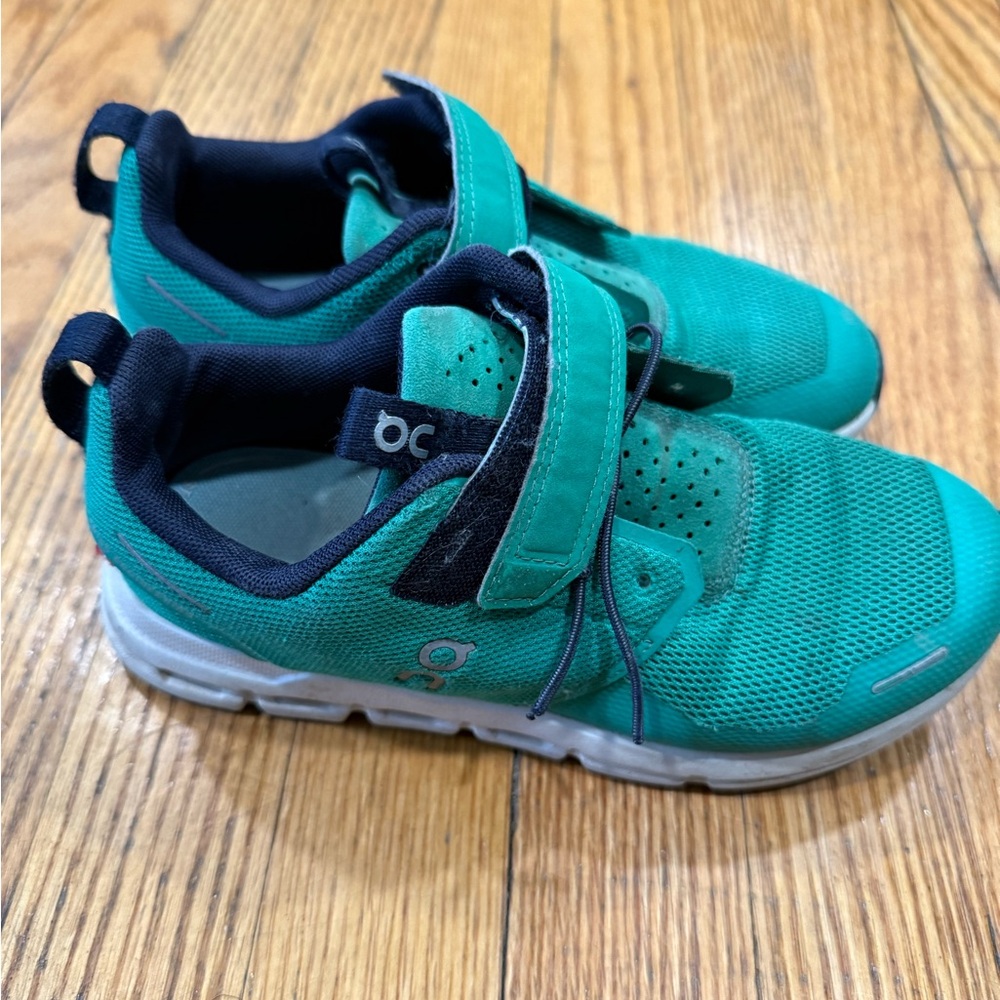 On Running Kids Teal Sneakers. Size 2. Missing laces